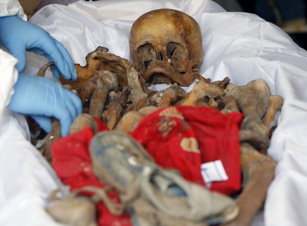 [Srebrenica+Genocide+-+Srebrenica+Massacre+-+Victims+Remains+Personal+Objects+Clothes.jpg]