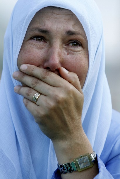.... المرأة والدموع .... Bosnian+Muslim+Woman+Cries+Srebrenica+Genocide+Memorial+10+July+2010