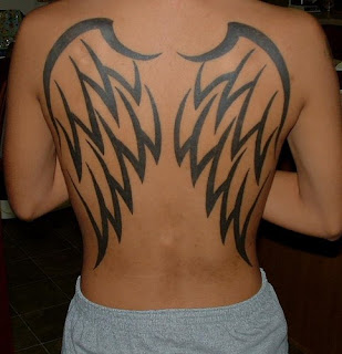 Foto tatuagem asas de anjo nas costas