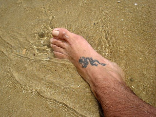 pé masculino tatuado