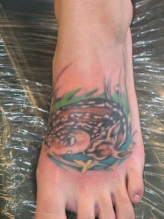 tatuagem de veado no pé