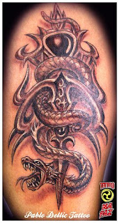 tattoo de cobra enrolada em espada