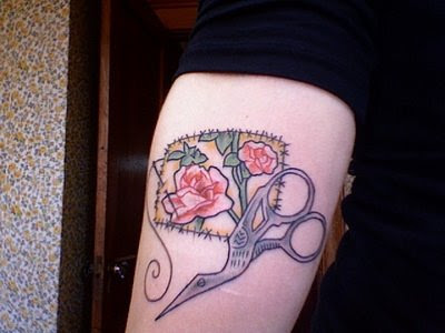 foto de tatuagem, linha agulha e retalho de flores