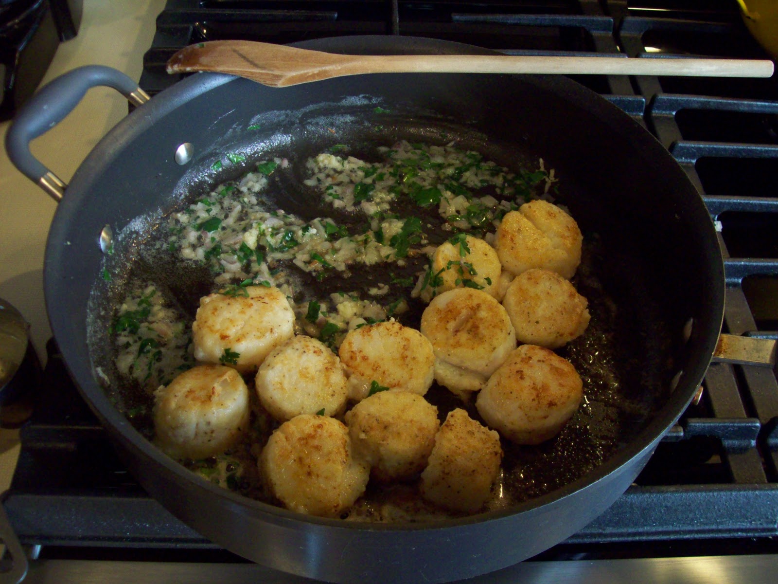Tracy's Living Cookbook scallops in white wine
