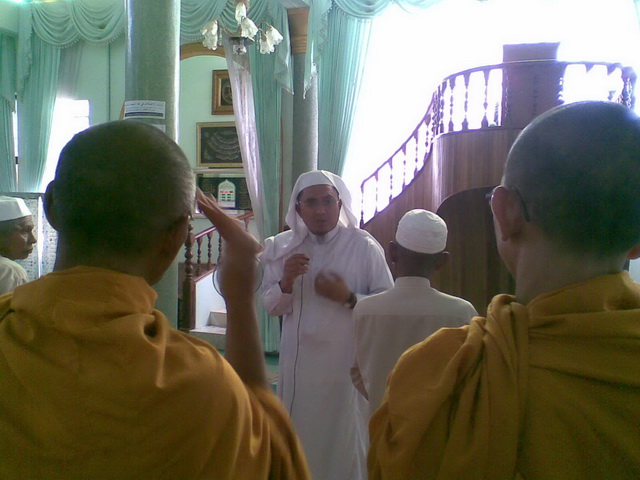 Gambar Hantu: Apa Kes? : Gambar Sami Sembahyang Di Masjid