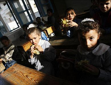 [img_833d90ee77_gaza_students_eating_unrwa.jpg]