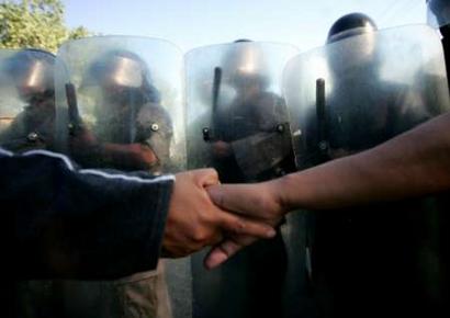 [oaxaca+united+hands+b4+cops.jpg]