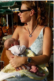 Women+breastfeeding+in+public
