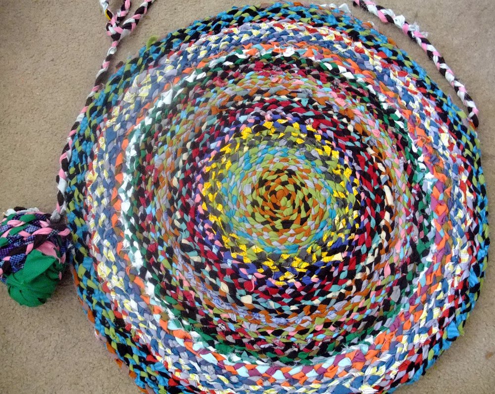 MI SCUSI HAND MADE Braided rug from tshirt yarn