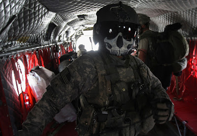 Le légionnaire à la tête de mort ôte le masque ARMY+soldier+skull+mask