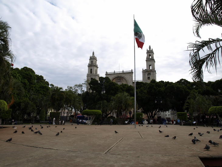 Plaza principal de Mérida con las torres de la catedral al fondo.