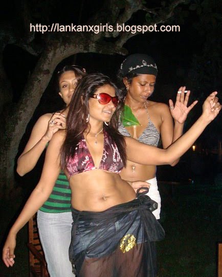 Sri lankan girls at night club 