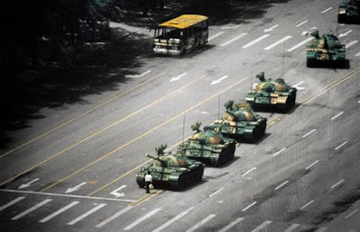 Foto Homem Tanque (Tank Man/ Unknown Rebel - Tiananmen Square)
