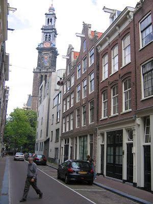 De Bloemstraat in Amsterdam met rechts de Bibliotheca Philosophica Hermetica, ziet uit op de Westerkerk