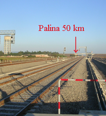 Palina dei 50 km in lontananza (foto scattata da un binario della stazione)