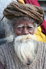 Um sadhu no Nepal, com suas longas tranças