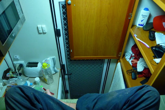 Aquí estoy yo sentado en la cama de arriba y tomando la foto para que vean mi espacio