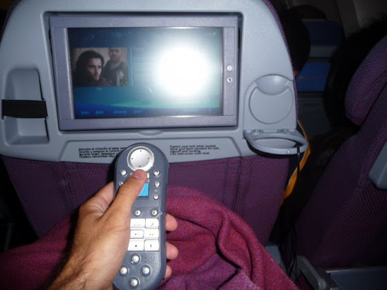 Así se miraba en el avión a Nueva Zelanda la LCD con el control y todo!