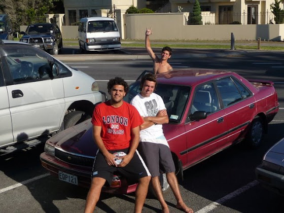 Aquí estamos con el auto que compramos en Tauranga, Nueva Zelanda