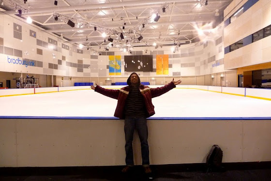 Aquí estoy yo frente a la pista de patinaje sobre hielo en Melbourne