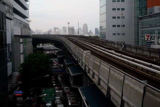 El tren va volando "skytrain" y va súper rápido y te lleva a todos lados