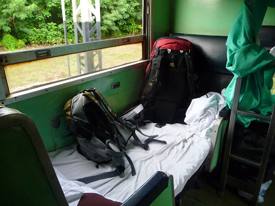 Aquí está mi cama junto a una ventana en el tren que va de Bangkok hacia Chiang Mai