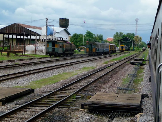 Más vías de tren en viaje desde Bangkok hacia Chiang Mai
