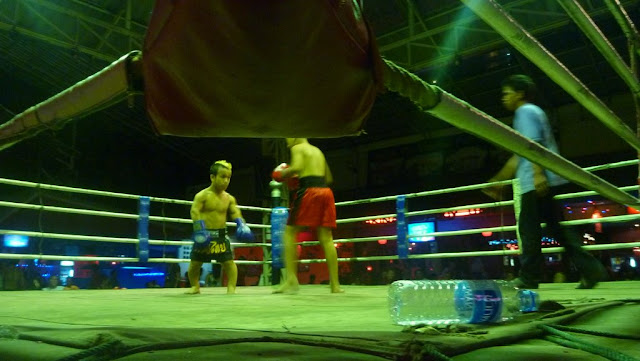 Aquí hay una de las peleas de Muay Thai con un enano