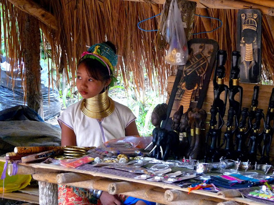 Una niña de la tribu de los Long Neck en Chiang Mai, Tailandia