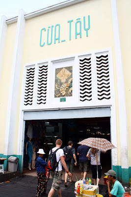 Entrada a un mercado en Vietnam