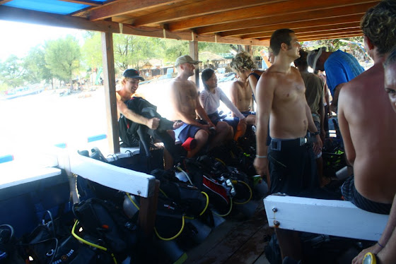 En el barco para hacer buceo en Gili Islands