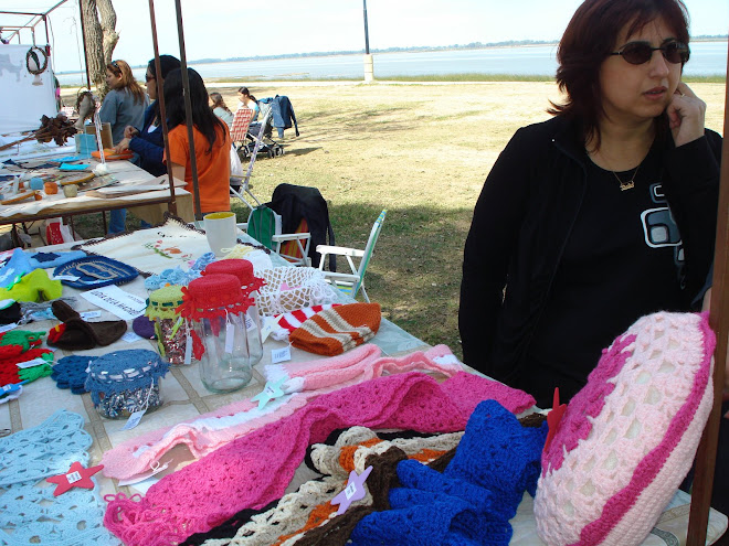 Puesto en la feria, los domingos en la costanera