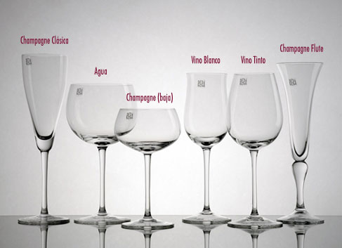 Por qué las copas de vino tienen pie?