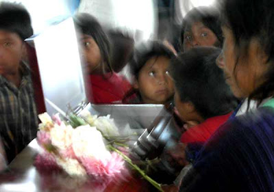 Velatorio en el resguardo de Huila, en Tierradentro, Colombia. 9 de marzo de 2008