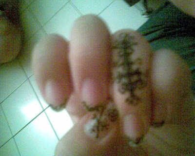 Then i also drawn a Tribalcross on my finger to make it look like tattoo.