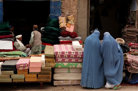 [Afghan+women+shopping+warm+cloths+for+the+upcoming+winter+in+Herat+city,+November+4,+2009,+Herat+Afghanistan.jpg]