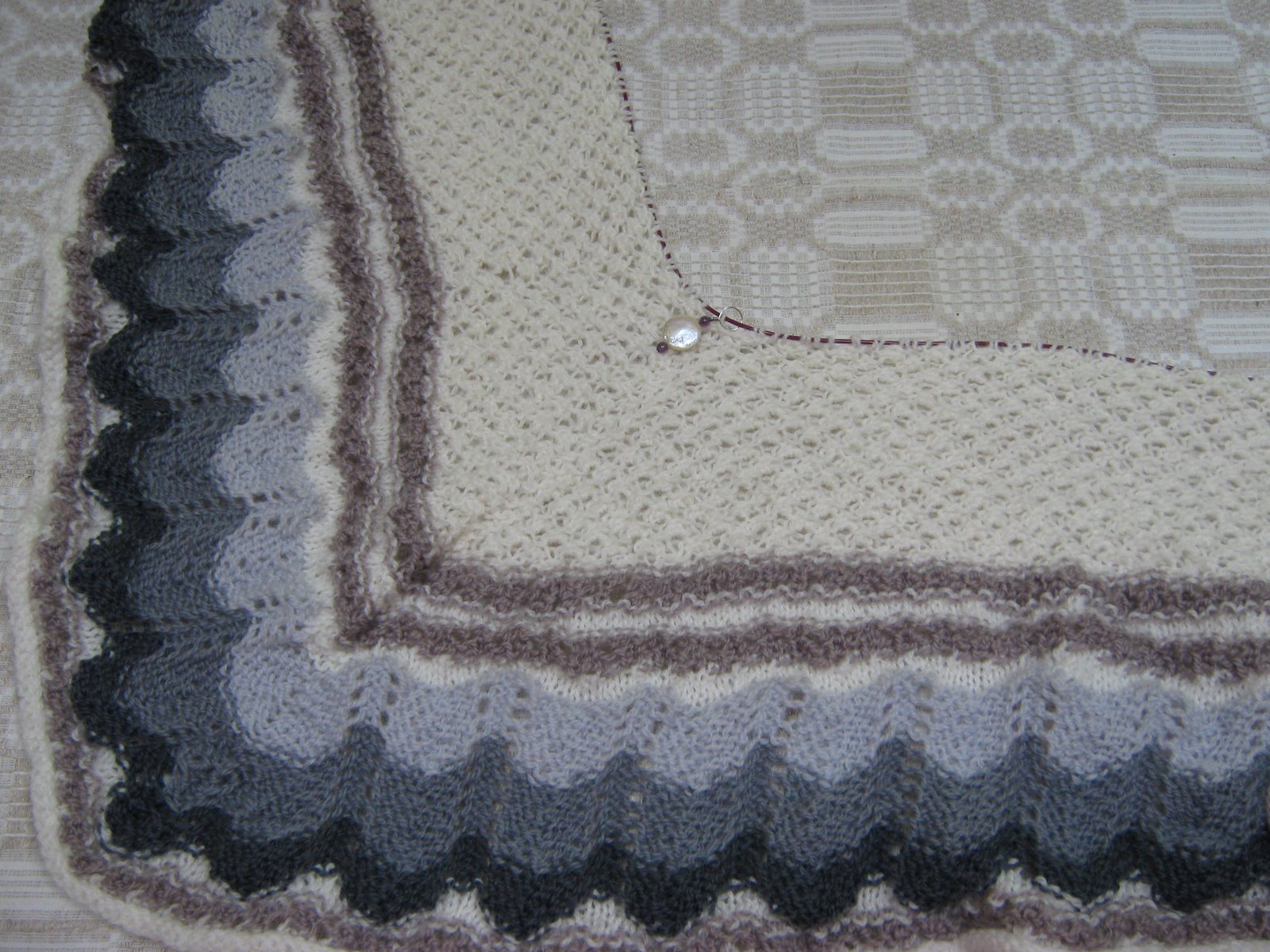 [shawl+knitting+9.08+003.jpg]