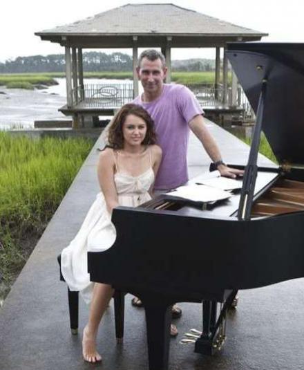 [miley-piano.jpg]