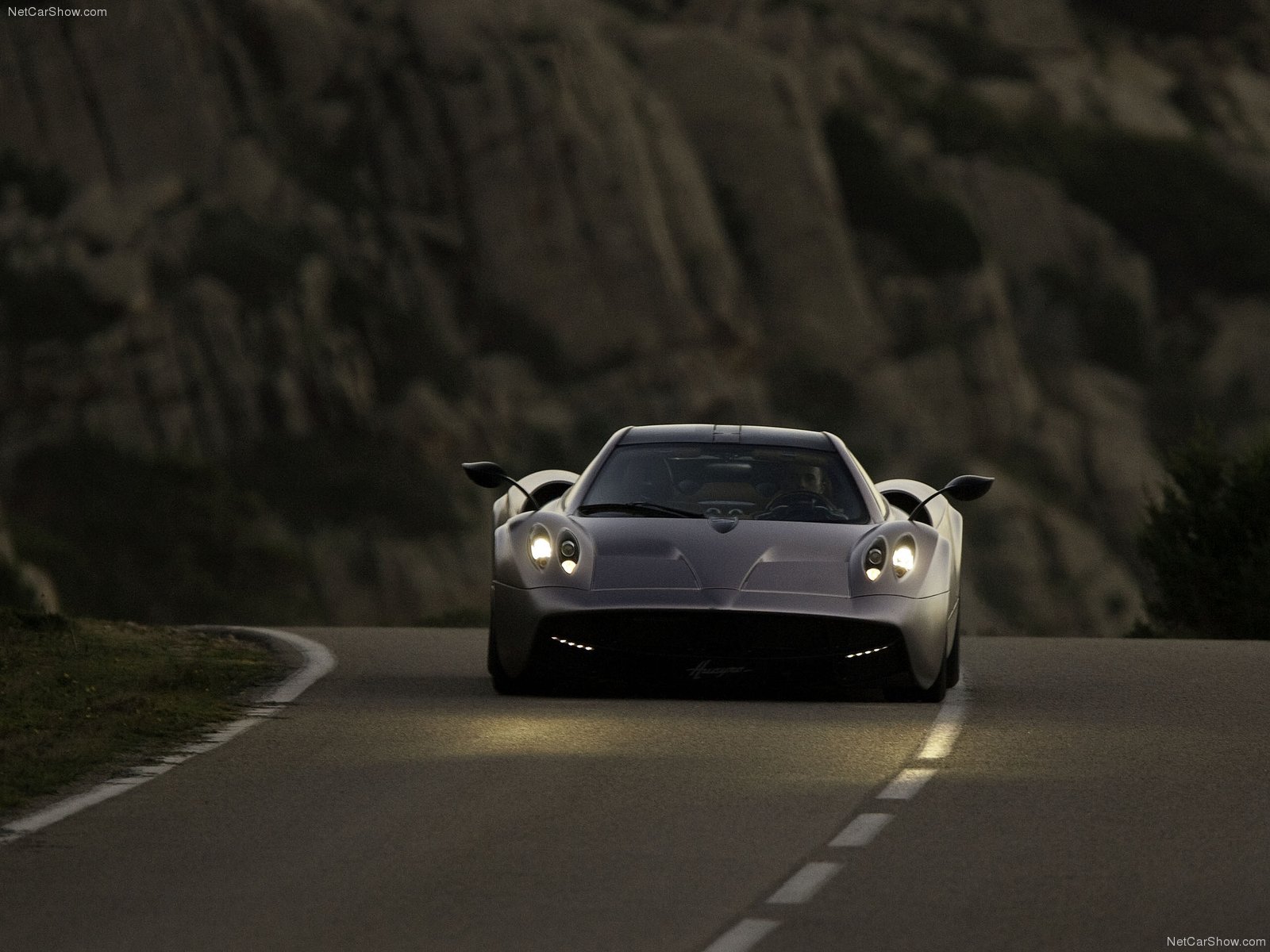 http://1.bp.blogspot.com/_wTut9ZHVJMY/TUf2KL28IDI/AAAAAAAAAJc/qMujvQ8ZIoA/s1600/Pagani-Huayra_2012_1600x1200_wallpaper_0c.jpg