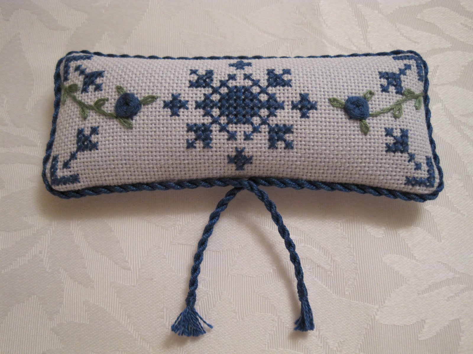 Lynn B 's finishing instructions for cross stitch Instructions for little oblong pillow in