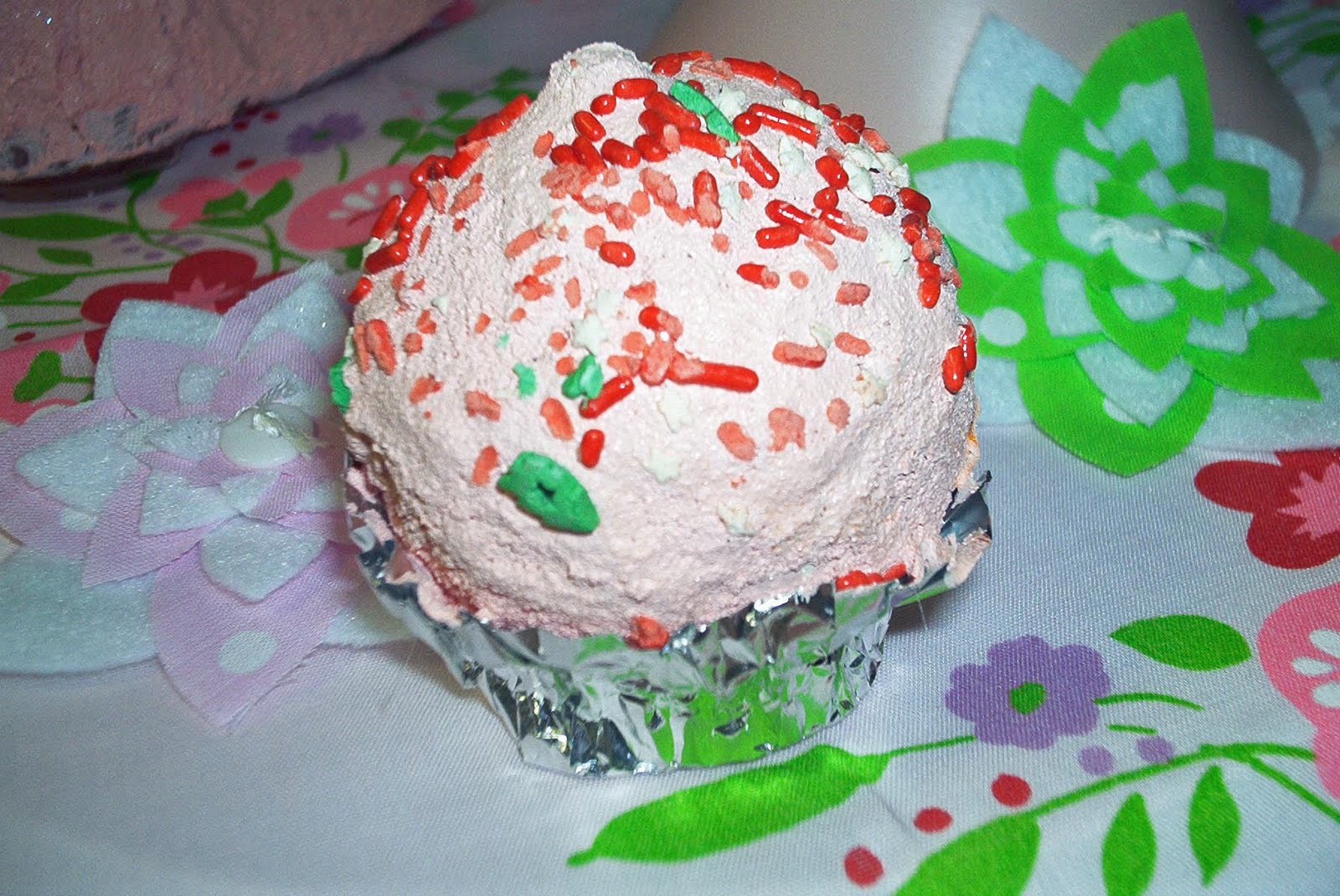 http://1.bp.blogspot.com/_w_6goUVziJs/S8pSIcYLx6I/AAAAAAAAAs4/COdn_6ku6_0/s1600/cupcake+ornament.jpg