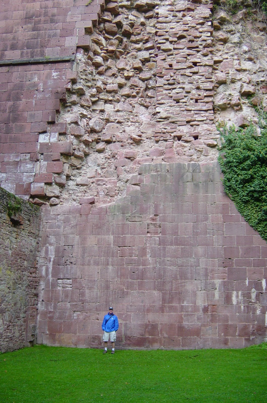 [chris_heidelberg_castle_moat.JPG]