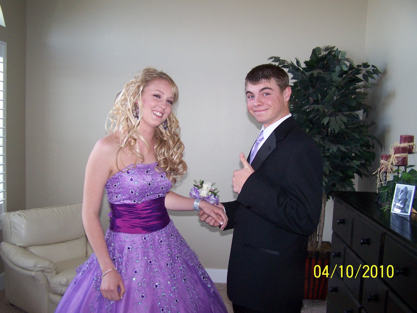http://1.bp.blogspot.com/_wounevrMu2I/S8ubVjH5ayI/AAAAAAAAAjI/Q-SwTxbzpuk/s1600/Prom%2B2010%2B027.jpg