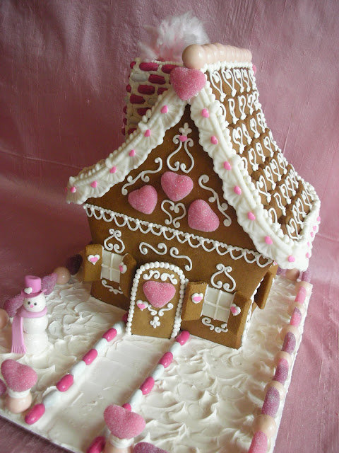 Valentine+Gingerbread+House+3.JPG