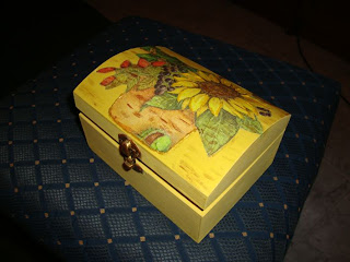 caixa de madeira com girassol pintada e com decoupage
