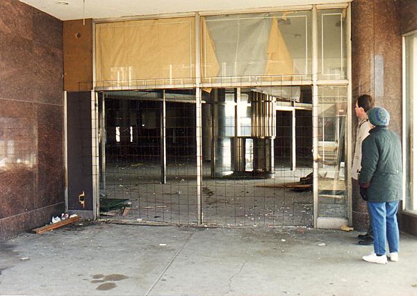 [southtown+famous+barr+02.JPG]