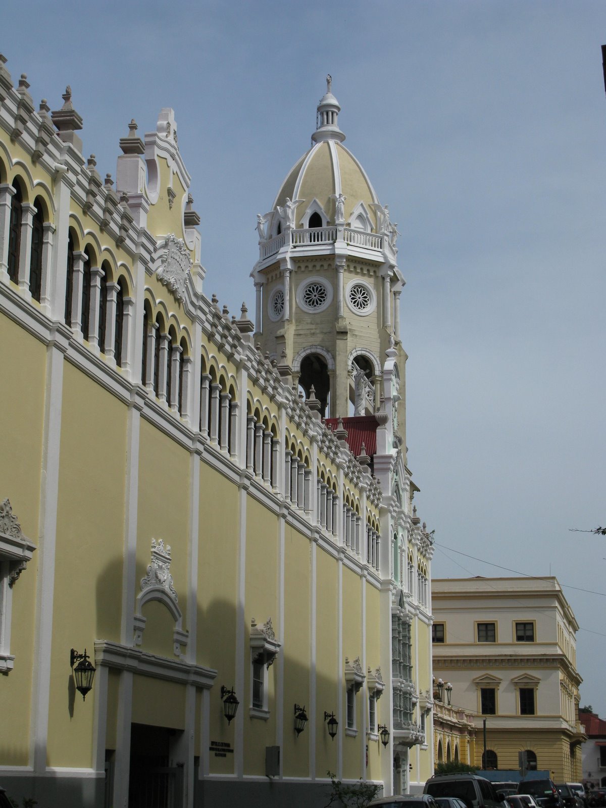 [Building+on+Parque+Bolivar.jpg]