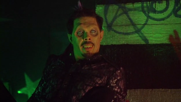 PERRA MUERTE: VAMPIROS, SED DE SANGRE (Vampires, out of blood, 2004) 91´