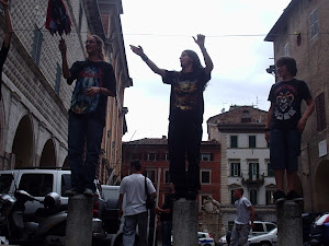 Nei Momenti Di Pioggia LORO Ci Proteggeranno, Diventando Parafulmini!!!