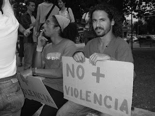 Ayer, en la Calle 23, jóvenes cubanos manifestándose por la no violencia Imagen+368-755430